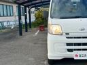 【天張り】室内から確認できる溶接部分の確認を行います。車種特有のポイントを確認し、車輛のダメージを発見していきます。
