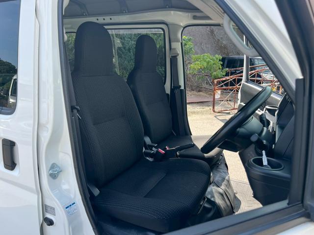ハイゼットカーゴ 　ＥＴＣ・パワーウインドウ・キーレス・４ＷＤ・運転席エアバック・助手席エアバック・アイドリングストップ・ＡＢＳ・衝突軽減ブレーキ・横滑り防止装置・オートマチックハイビーム・エアコン・クーラー・パワステ・（3枚目）