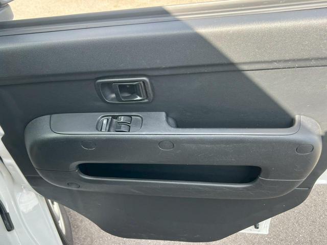 ハイゼットカーゴ 　ＥＴＣ・パワーウインドウ・キーレス・４ＷＤ・運転席エアバック・助手席エアバック・アイドリングストップ・ＡＢＳ・衝突軽減ブレーキ・横滑り防止装置・オートマチックハイビーム・エアコン・クーラー・パワステ・（9枚目）