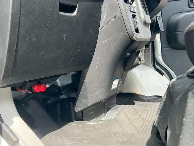 ハイゼットカーゴ 　ＥＴＣ・パワーウインドウ・キーレス・４ＷＤ・運転席エアバック・助手席エアバック・アイドリングストップ・ＡＢＳ・衝突軽減ブレーキ・横滑り防止装置・オートマチックハイビーム・エアコン・クーラー・パワステ・（29枚目）
