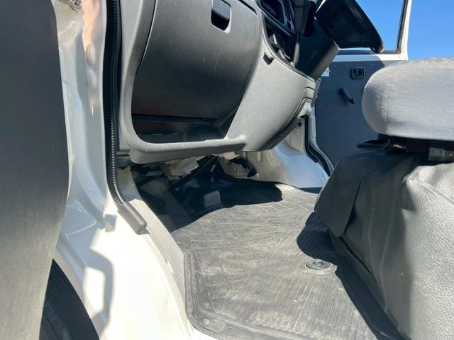 ハイゼットカーゴ スペシャル　運転席エアバック・助手席エアバック・エアコン・クーラー・パワステ・両側スライドドア・純正ラジオ・シガーライター・ヘッドライトレペライザー・フロアマット・ドアバイザー・スペアタイヤ・軽バン・４ＡＴ（25枚目）