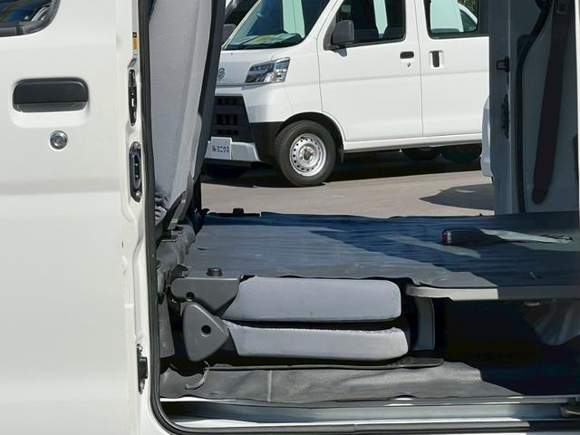 ハイゼットカーゴ スペシャル　運転席エアバック・助手席エアバック・エアコン・クーラー・パワステ・両側スライドドア・純正ラジオ・シガーライター・ヘッドライトレペライザー・フロアマット・ドアバイザー・スペアタイヤ・軽バン・４ＡＴ（54枚目）