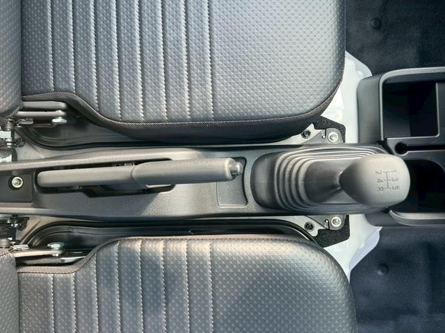 ハイゼットトラック スタンダード アイドリングストップ・運転席・助手席エアバック・ABS・横滑り防止・障害物センサー・エアコン・クーラー・パワステ・禁煙車・純正ラジオ・12V電源ソケット・ヘッドライトレベライザー・スペアタイヤ(9枚目)