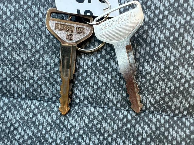 ハイゼットカーゴ スペシャル　運転席エアバック・助手席エアバック・エアコン・クーラー・パワステ・ＥＴＣ・両側スライドドア・純正ラジオ・シガーライター・ヘッドライトレペライザー・フロアマット・ドアバイザー・スペアタイヤ・取扱証明書（27枚目）