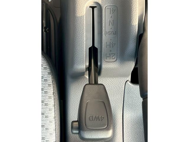 キャリイトラック KCエアコン・パワステ農繁仕様 運転席エアバック・助手席エアバック・ABS・横滑り防止装置・エアコン・クーラー・パワステ・パワーウィンドウ・キーレス・4WD・禁煙車・アオリプロテクター・トリイプロテクター・荷台ランプ・純正ラジオ(9枚目)