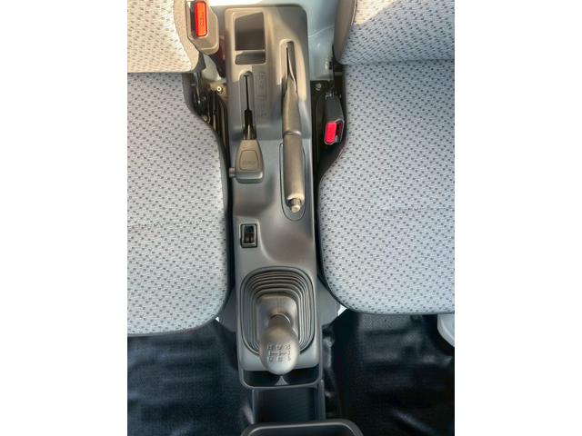 キャリイトラック KCエアコン・パワステ農繁仕様 運転席エアバック・助手席エアバック・ABS・横滑り防止装置・エアコン・クーラー・パワステ・パワーウィンドウ・キーレス・4WD・禁煙車・アオリプロテクター・トリイプロテクター・荷台ランプ・純正ラジオ(20枚目)