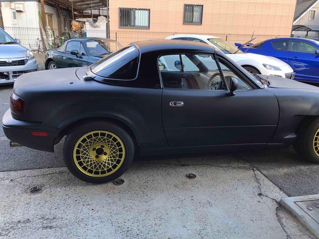 ユーノスロードスター Ｓスペシャル　５ＭＴ　テイン車高調　ハードトップ　モモステアリング　１５インチアルミホイール　オーバーフェンダー　ＣＤ　Ｂｌｕｅｔｏｏｔｈ　替つや消しブラック塗装　エアコン（12枚目）