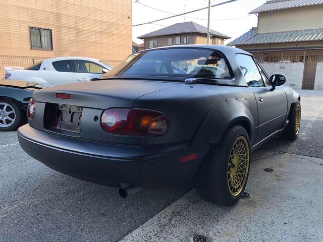 ユーノスロードスター Ｓスペシャル　５ＭＴ　テイン車高調　ハードトップ　モモステアリング　１５インチアルミホイール　オーバーフェンダー　ＣＤ　Ｂｌｕｅｔｏｏｔｈ　替つや消しブラック塗装　エアコン（13枚目）