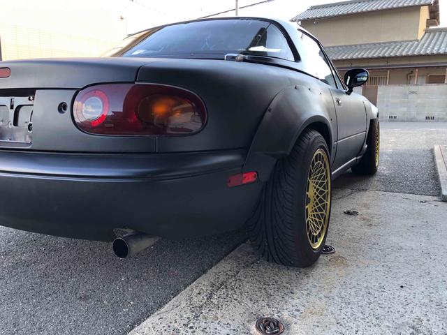 ユーノスロードスター Ｓスペシャル　５ＭＴ　テイン車高調　ハードトップ　モモステアリング　１５インチアルミホイール　オーバーフェンダー　ＣＤ　Ｂｌｕｅｔｏｏｔｈ　替つや消しブラック塗装　エアコン（57枚目）