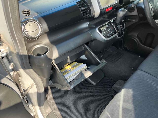 N-BOXカスタム G・Lパッケージ ETC 両側スライド・片側電動 ナビ TV HID スマートキー アイドリングストップ 電動格納ミラー ベンチシート CVT 盗難防止システム ABS ESC CD DVD再生 アルミホイール(32枚目)