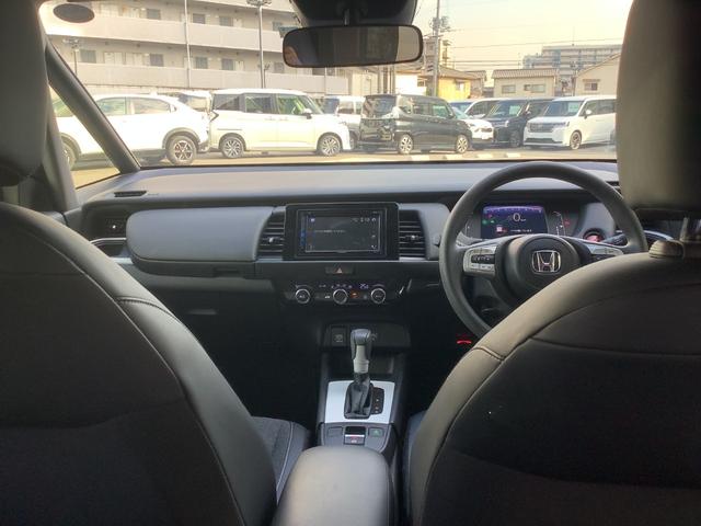 フィット ホーム　ＥＴＣ　バックカメラ　クリアランスソナー　オートクルーズコントロール　レーンアシスト　衝突被害軽減システム　オートライト　ＬＥＤヘッドランプ　スマートキー　電動格納ミラー　ＣＶＴ　盗難防止システム（6枚目）