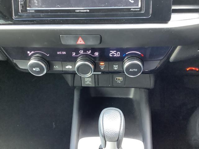 フィット ホーム　ＥＴＣ　バックカメラ　クリアランスソナー　オートクルーズコントロール　レーンアシスト　衝突被害軽減システム　オートライト　ＬＥＤヘッドランプ　スマートキー　電動格納ミラー　ＣＶＴ　盗難防止システム（8枚目）