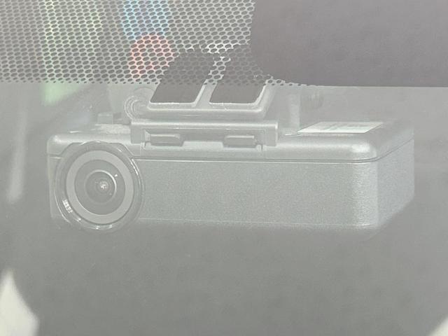 ノート ｅ－パワー　Ｘ　禁煙車　衝突軽減装置　車線逸脱警報　踏み間違い防止装置　ハイビームアシスト　スマートキー　ＥＴＣ　フロント／バックソナー　純正１５インチアルミ　電動格納ミラー　バニティミラー　盗難防止システム（5枚目）