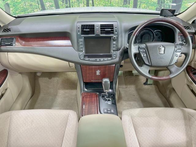 クラウン ロイヤルサルーン　純正８型ナビ　バックカメラ　禁煙車　クルーズコントロール　ＨＩＤヘッド　フルセグ　ＥＴＣ　パワーシート　フロントフォグランプ　スマートキー　木目調革巻きハンドル　サイド／カーテン／ニーエアバック（2枚目）