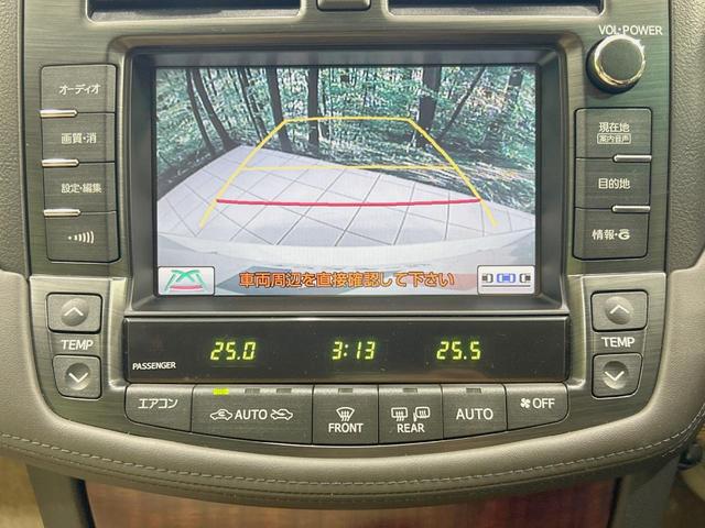 クラウン ロイヤルサルーン　純正８型ナビ　バックカメラ　禁煙車　クルーズコントロール　ＨＩＤヘッド　フルセグ　ＥＴＣ　パワーシート　フロントフォグランプ　スマートキー　木目調革巻きハンドル　サイド／カーテン／ニーエアバック（4枚目）