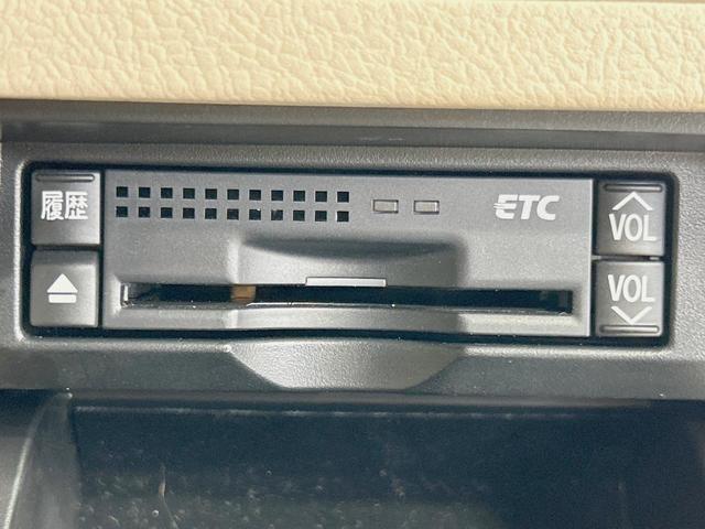 クラウン ロイヤルサルーン　純正８型ナビ　バックカメラ　禁煙車　クルーズコントロール　ＨＩＤヘッド　フルセグ　ＥＴＣ　パワーシート　フロントフォグランプ　スマートキー　木目調革巻きハンドル　サイド／カーテン／ニーエアバック（6枚目）
