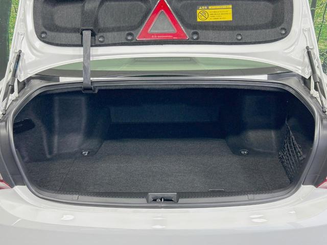 クラウン ロイヤルサルーン　純正８型ナビ　バックカメラ　禁煙車　クルーズコントロール　ＨＩＤヘッド　フルセグ　ＥＴＣ　パワーシート　フロントフォグランプ　スマートキー　木目調革巻きハンドル　サイド／カーテン／ニーエアバック（10枚目）