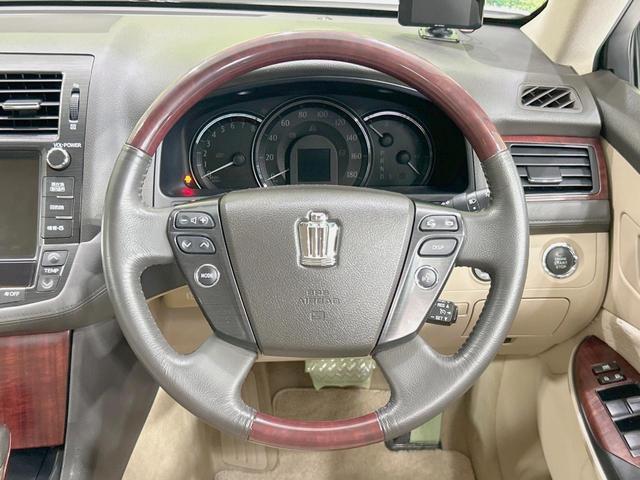 クラウン ロイヤルサルーン　純正８型ナビ　バックカメラ　禁煙車　クルーズコントロール　ＨＩＤヘッド　フルセグ　ＥＴＣ　パワーシート　フロントフォグランプ　スマートキー　木目調革巻きハンドル　サイド／カーテン／ニーエアバック（11枚目）