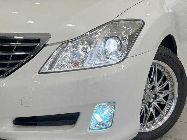 クラウン ロイヤルサルーン　純正８型ナビ　バックカメラ　禁煙車　クルーズコントロール　ＨＩＤヘッド　フルセグ　ＥＴＣ　パワーシート　フロントフォグランプ　スマートキー　木目調革巻きハンドル　サイド／カーテン／ニーエアバック（12枚目）