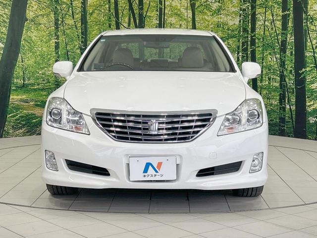 クラウン ロイヤルサルーン　純正８型ナビ　バックカメラ　禁煙車　クルーズコントロール　ＨＩＤヘッド　フルセグ　ＥＴＣ　パワーシート　フロントフォグランプ　スマートキー　木目調革巻きハンドル　サイド／カーテン／ニーエアバック（14枚目）