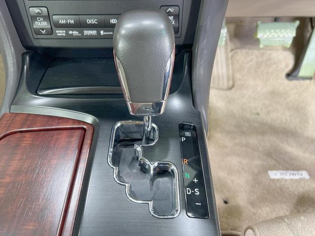 クラウン ロイヤルサルーン　純正８型ナビ　バックカメラ　禁煙車　クルーズコントロール　ＨＩＤヘッド　フルセグ　ＥＴＣ　パワーシート　フロントフォグランプ　スマートキー　木目調革巻きハンドル　サイド／カーテン／ニーエアバック（24枚目）