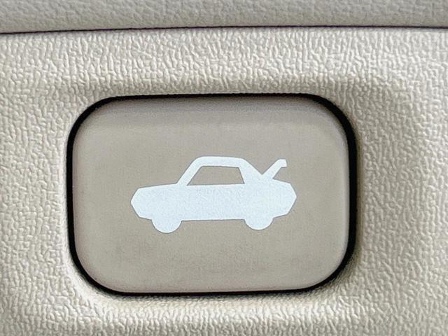 クラウン ロイヤルサルーン　純正８型ナビ　バックカメラ　禁煙車　クルーズコントロール　ＨＩＤヘッド　フルセグ　ＥＴＣ　パワーシート　フロントフォグランプ　スマートキー　木目調革巻きハンドル　サイド／カーテン／ニーエアバック（27枚目）