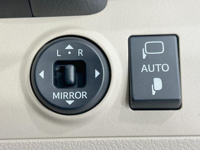 クラウン ロイヤルサルーン　純正８型ナビ　バックカメラ　禁煙車　クルーズコントロール　ＨＩＤヘッド　フルセグ　ＥＴＣ　パワーシート　フロントフォグランプ　スマートキー　木目調革巻きハンドル　サイド／カーテン／ニーエアバック（36枚目）