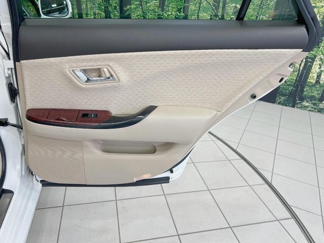 クラウン ロイヤルサルーン　純正８型ナビ　バックカメラ　禁煙車　クルーズコントロール　ＨＩＤヘッド　フルセグ　ＥＴＣ　パワーシート　フロントフォグランプ　スマートキー　木目調革巻きハンドル　サイド／カーテン／ニーエアバック（54枚目）