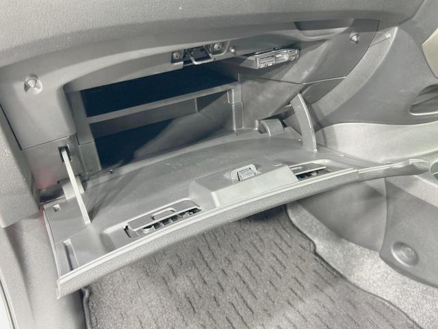 ノート Ｘ　純正ナビ　全周囲カメラ　衝突軽減　禁煙車　コーナーセンサー　スマートキー　ＥＴＣ　車線逸脱警報　オートライト／エアコン　Ｂｌｕｅｔｏｏｔｈ　ＤＶＤ／ＣＤ再生　フルセグ　アイドリングストップ（42枚目）