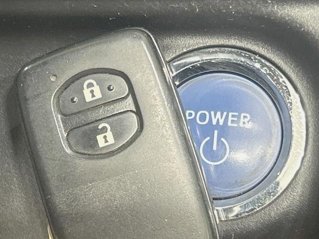 アクア S 純正ナビ バックカメラ 禁煙車 ETC スマートキー フルセグ Bluetooth再生 オートエアコン/ライト 盗難防止システム 横滑り防止装置 CD/DVD再生 プライバシーガラス(6枚目)