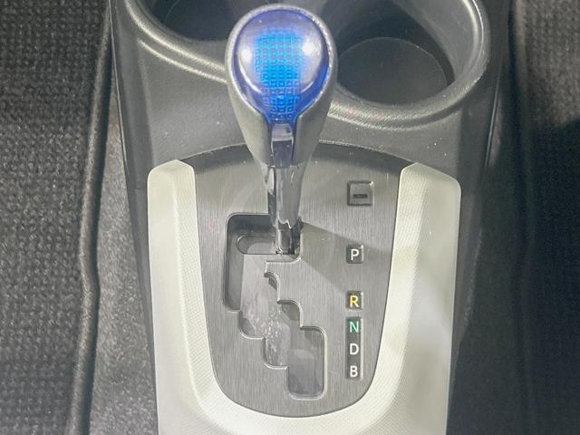 アクア S 純正ナビ バックカメラ 禁煙車 ETC スマートキー フルセグ Bluetooth再生 オートエアコン/ライト 盗難防止システム 横滑り防止装置 CD/DVD再生 プライバシーガラス(24枚目)