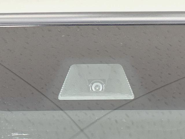 【ホンダセンシング】走行中に前方の車両等を認識し、衝突しそうな時は警報とブレーキで衝突回避と被害軽減をアシスト。より安全にドライブをお楽しみいただけます。