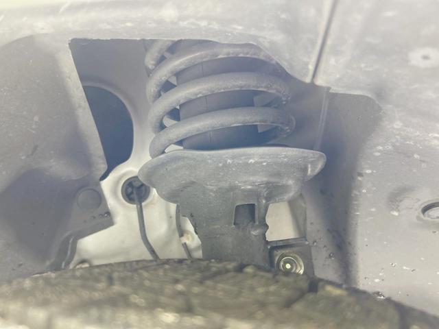 お車を安心してお乗りいただく為には、足回りの定期点検が欠かせません。サービスサポート（有償保証）では無料点検もご提供しており、安心のカーライフをお過ごしいただけるサポート体制が整っています。