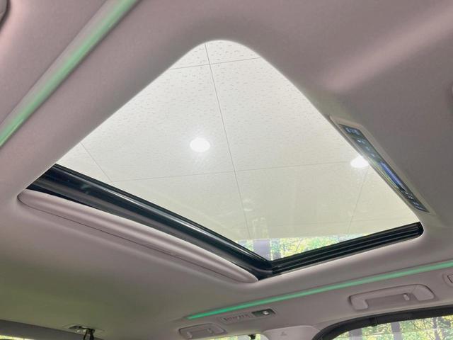 【サンルーフ】開放感たっぷりの希少装備、サンルーフが装着されています！車内に明かりを取り入れたり景色を楽しむ以外にも、車内の空気も簡単に換気できて快適です！