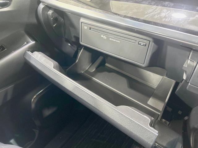 【ＣＤ／ＤＶＤデッキ】オプションのＣＤ／ＤＶＤデッキを搭載。ディスプレイオーディオでエンタメをお楽しみいただけます。