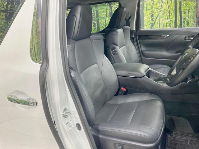 運転席まわりには十分なスペースがあり、大柄な方でもゆったり運転していただける環境です。