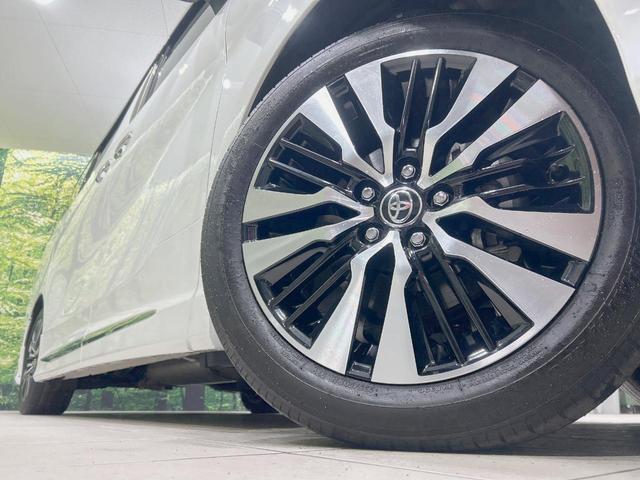 【グレード専用純正１８インチアルミホイール】デザイン性の高い純正アルミホイールを装着しております。各種社外アルミホイールや、スタッドレスタイヤも取扱いしております。是非ご相談ください♪