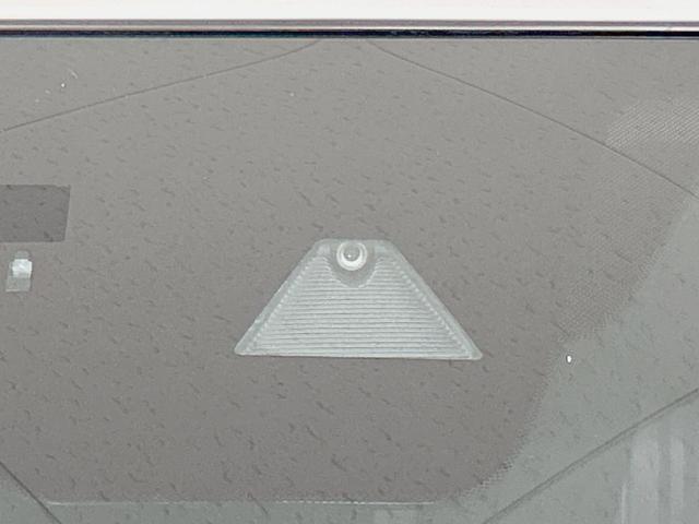 【ｉ-ＡＣＴＩＶＥＳＥＮＳＥ】走行中に前方の車両等を認識し、衝突しそうな時は警報とブレーキで衝突回避と被害軽減をアシスト。より安全にドライブをお楽しみいただけます。