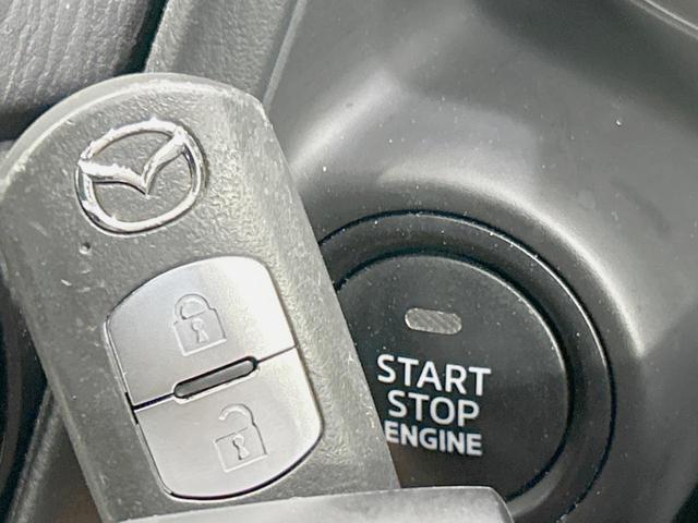 【アドバンストキー】カバンやポケットに入れたままでもドアの施錠・解錠が可能なスマートキーを装備。エンジンのオン・オフ時もカギを取り出す必要が無いからとっても便利です♪