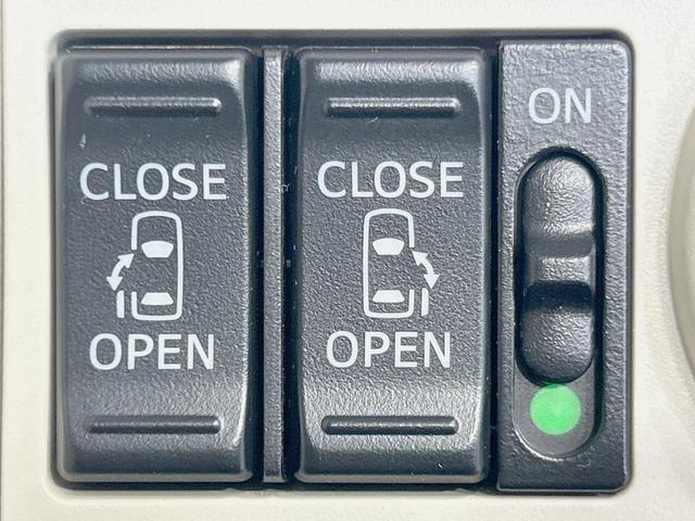 【両側パワースライドドア】スマートキーや運転席のスイッチで後席両側スライドドアの開閉が可能♪電動だから力を入れてドアを開ける必要が無く、小さなお子様でも簡単に開け閉めでき快適です♪