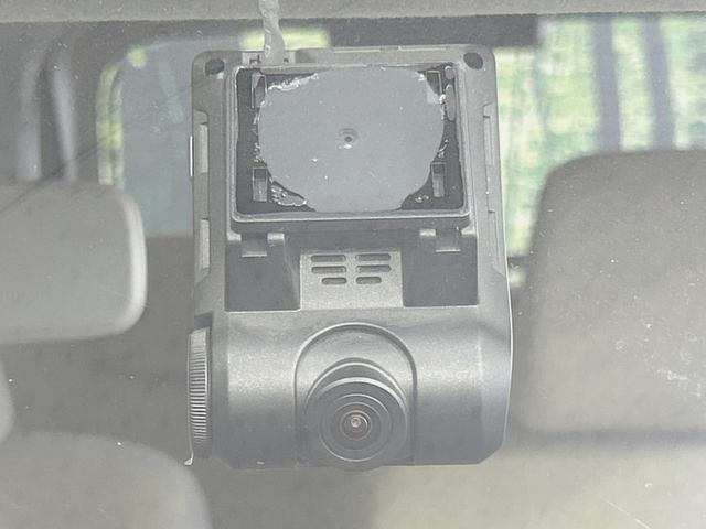 【ドライブレコーダー】安心・安全なカーライフに必須のドライブレコーダーを装備！走行中はもちろん、あおり運転や事故に遭遇した際の状況も映像で記録し、万一のリスクに備えます。