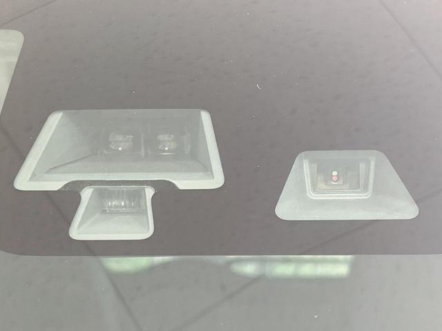 【インテリジェントエマージェンシーブレーキ】フロントカメラで前方の車両や歩行者を検知。衝突しそうな時は衝突被害軽減ブレーキが作動、衝突回避をサポート。より安全にドライブをお楽しみいただけます。