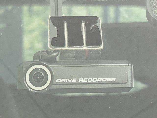 【ドライブレコーダー】安心・安全なカーライフに必須のドライブレコーダーを装備！走行中はもちろん、あおり運転や事故に遭遇した際の状況も映像で記録し、万一のリスクに備えます。