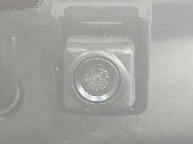 【ドライブレコーダー】安心・安全なカーライフに必須のドライブレコーダーを装備！走行中はもちろん、あおり運転や事故に遭遇した際の状況も映像で記録し、万一のリスクに備えます。