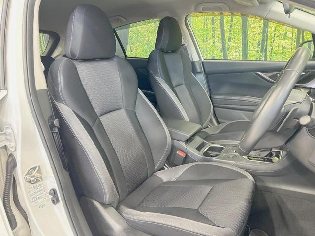 【ハーフレザーシート】高級感と座り心地を両立した人気のシート♪背面・座面のファブリック素材は、通気性の良さや滑りにくさに優れています。気温や服装に左右されず快適にお乗りいただけます。