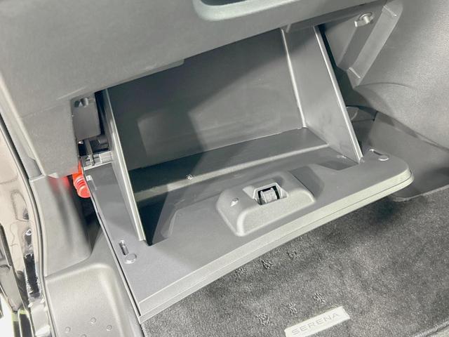 セレナ ｅ－パワー　ハイウェイスターＶ　純正１２型ナビ　全周囲カメラ　両側電動　プロパイロット　シート／ステアリングヒーター　ドラレコ　ＥＴＣ　デジタルインナーミラー　サンシェード　ＢＳＭ　置き型充電　ＨＤＭＩ　ＡｐｐｌｅＣａｒＰｌａｙ（44枚目）