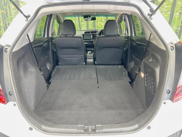 フィットハイブリッド Ｌパッケージ　純正ナビ　バックカメラ　衝突軽減　禁煙車　クルコン　ＥＴＣ　ＨＩＤヘッド　Ｂｌｕｅｔｏｏｔｈ　スマートキー　電動格納ミラー　オートライト　オートエアコン　横滑り防止（10枚目）