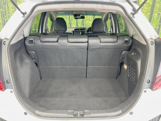 フィットハイブリッド Ｌパッケージ　純正ナビ　バックカメラ　衝突軽減　禁煙車　クルコン　ＥＴＣ　ＨＩＤヘッド　Ｂｌｕｅｔｏｏｔｈ　スマートキー　電動格納ミラー　オートライト　オートエアコン　横滑り防止（35枚目）