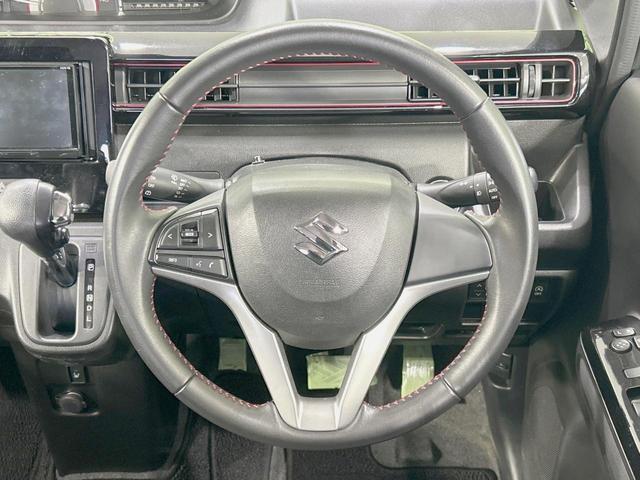 �C���e���A�ɍ��킹���f�U�C���̃X�e�A�����O�́A�^�]�������̂��Ƃ��l���A�^�]���₷���`��A�傫���ł��B�����x�A���ۂɐG���Ă��m���߂��������B