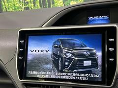 【メーカー純正１０型ナビ】インテリアに溶け込むスタイリッシュな「専用設計」メーカーナビを装備♪視認性や操作性など基本性能にも優れ、より上質なカーライフをお楽しみいただけます。 4